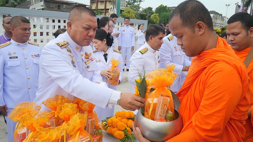 ปชช.ชาว จ.ตรัง พร้อมใจกันทำบุญตักบาตรพระภิกษุสงฆ์