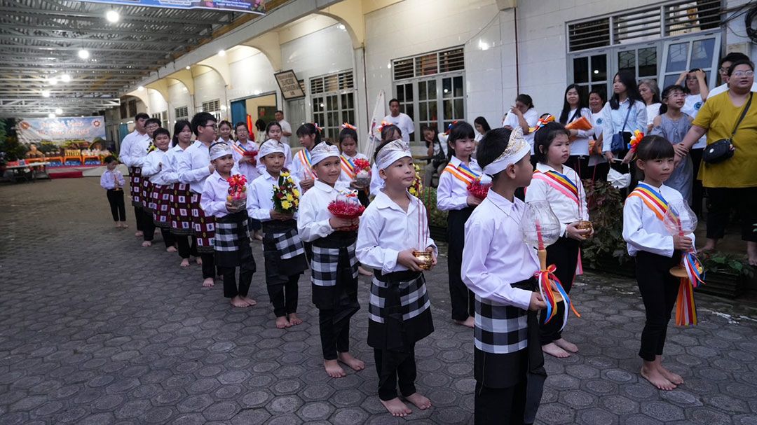 ชาวพุทธเมืองจามบีร่วมใจบำเพ็ญถวายพระราชกุศล