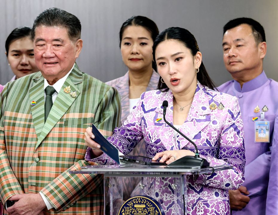 'อิ๊งค์’ร้องเพลงชาติปลุกคนไทยสามัคคี ท่องคาถา‘สันติวิธี’ ทำเป็นขึงขังกลางวงครม.