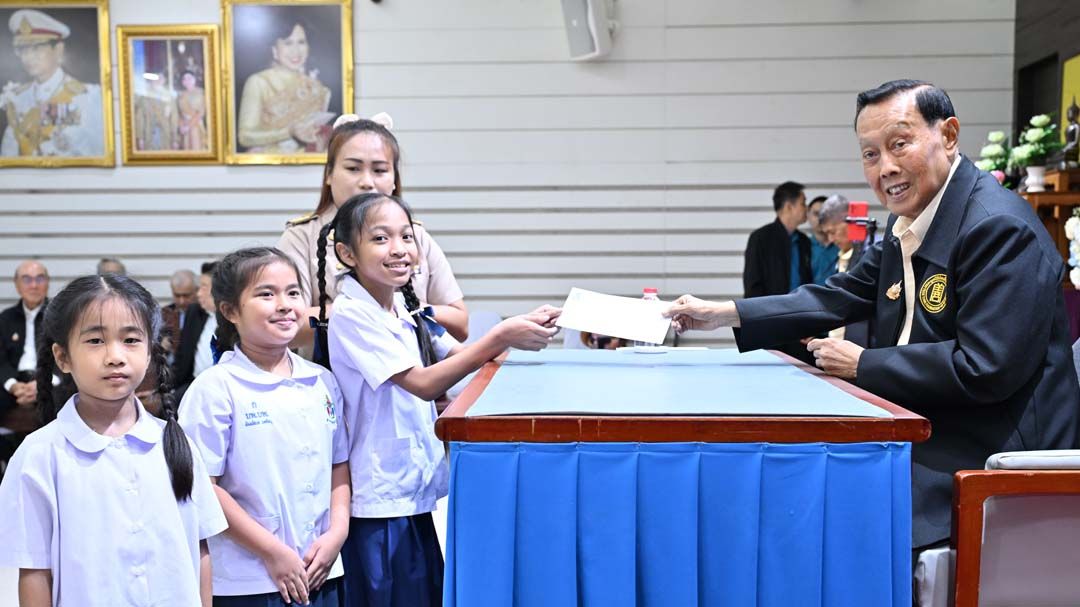 ‘มูลนิธิป่อเต็กตึ๊ง’มอบทุนนักเรียนประถมศึกษา ประพฤติดีแต่ขาดแคลนทุนทรัพย์