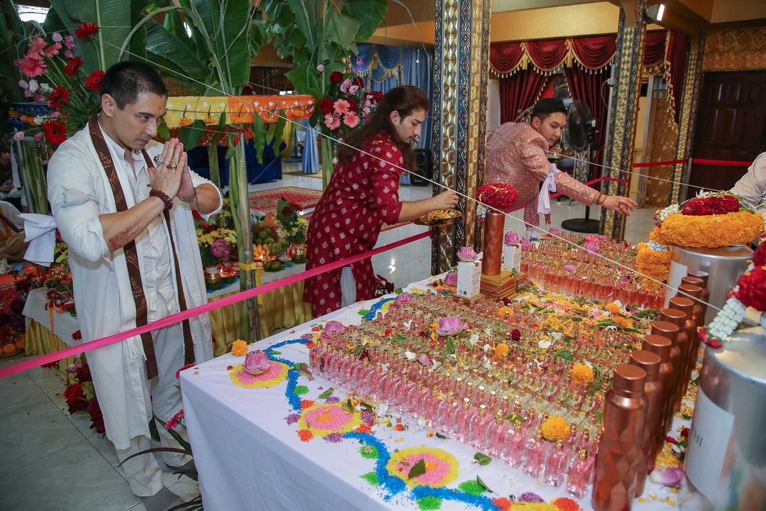 ‘ชีส พีรกร - เอ พศิน’ ร่วมปลุกเสกน้ำหอม พี.เอส.ดิวาลี ดึงพลังบวกสู่ชีวิต