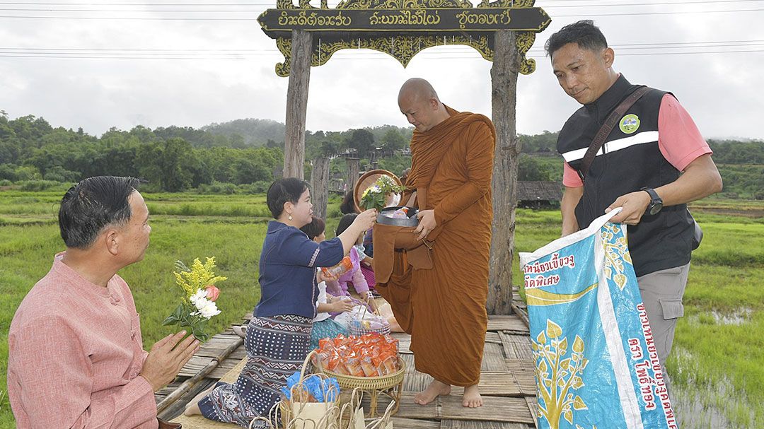 รองผวจ.แม่ฮ่องสอน-จัดพิธีตักบาตร ‘สะพานซูตองเป้’