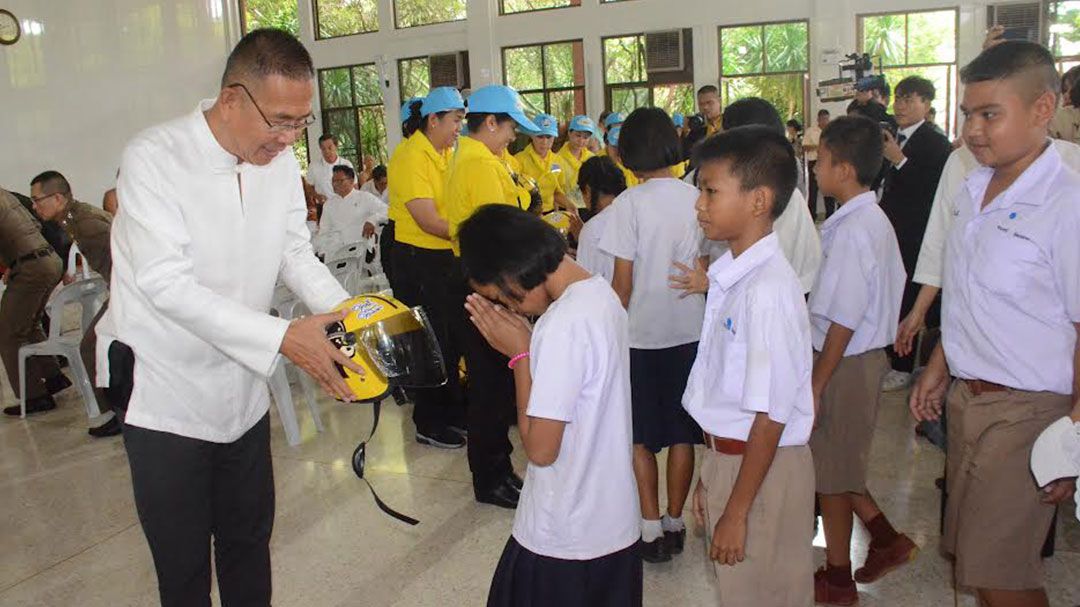 หลวงพ่อกัณหา ห่วงใย แจกหมวก‘อธิษฐานจิต’รณรงค์ขับขี่ปลอดภัย