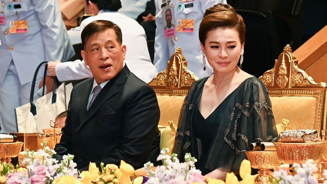 'ในหลวง-พระราชินี' ทอดพระเนตรการแสดงดนตรีวงดุริยางค์ราชนาวิกโยธินในพระเจ้าชาลส์ที่ 3