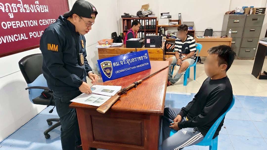 ‘ตม.อุบลราชธานี’ระดมเข้ม จับ 4 ผู้ต้องหาติดหมายจับคดีครอบครองปืน-รุกป่าสงวน