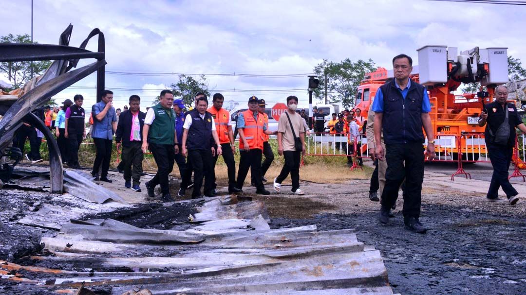 ‘มท.1’ ลงพื้นที่อุดรธานีให้กำลังใจผู้ประสบภัยเพลิงไหม้‘ร้านพลาสติก’ กำชับเร่งเยียวยา