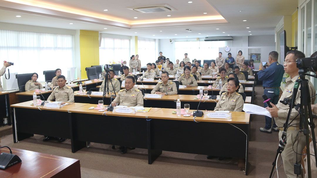 ทต.เขตรอุดมศักดิ์ เปิดประชุมสภาพร้อมติดอินทรธนู