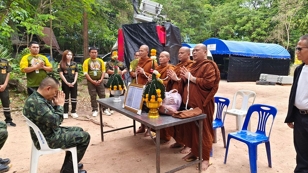 คณะสงฆ์วัดป่ากุดสมิง มอบตะกรุดวัตถุมงคลให้ทหารไว้ปกปักรักษา