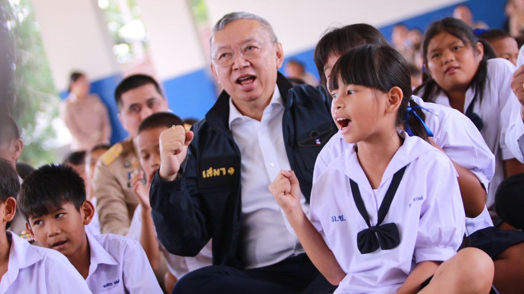 'เพิ่มพูน-ผู้บริหาร สพฐ.' ตรวจเยี่ยมให้กำลังใจ ครู-นักเรียน ดูการซักซ้อมแผนเผชิญเหตุโรงเรียนชายแดนไทย-กัมพูชา