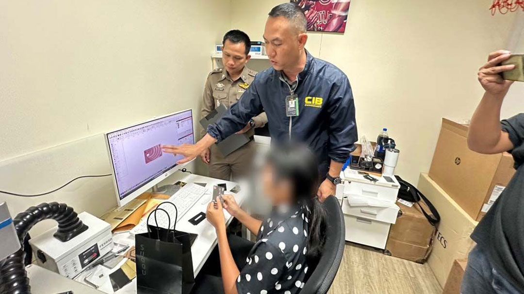 จับบัตรเครดิตปลอม ตร.ตรวจค้นบริษัทยึดของกลางอื้อ