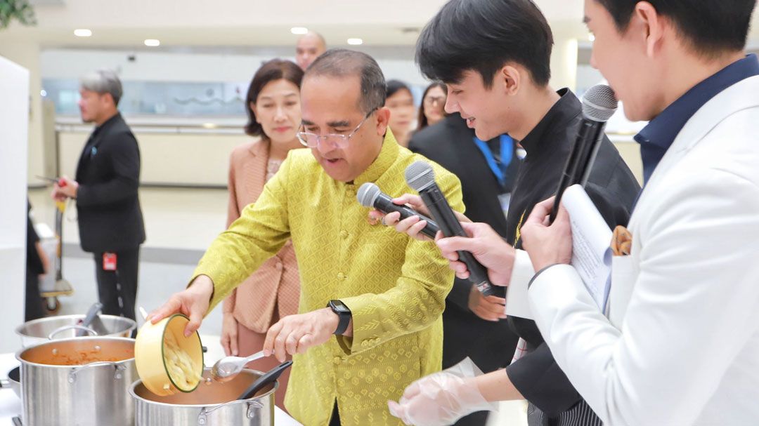อร่อยยกจังหวัด! ผู้ว่าฯปทุมธานี โชว์ทำเมนู 'ขนมจีนน้ำยากะทิปลาดุกเม็ดบัว' ที่ศูนย์ราชการฯ แจ้งวัฒนะ