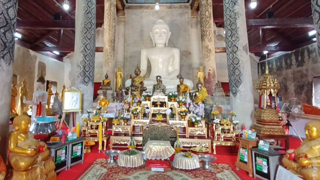 สายมูแห่ขอโชค'หลวงพ่อโต'วัดบรมธาตุทุ่งยั้งจุดธูปเสี่ยงทายขอเลขหลังบูรณะองค์ขาว