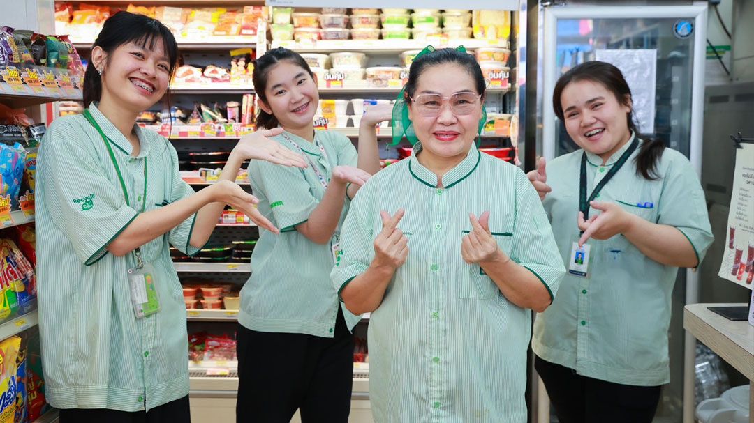 'ซีพี ออลล์' สร้างงาน สร้างอาชีพ ส่งต่อรอยยิ้ม หัวใจบริการเกินร้อย ด้วยพนักงานวัยเก๋า ป้าทองเหลาวัย 62 ปี