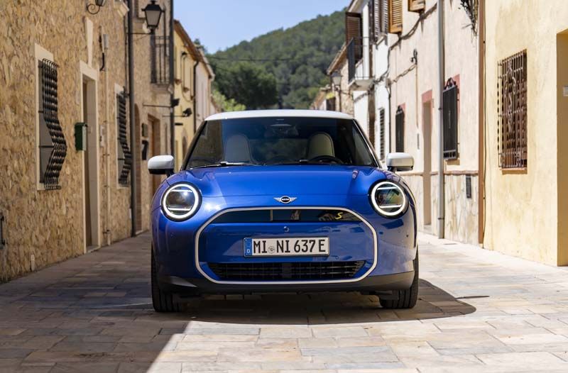 MINI Cooper SE High Trim ใหม่!  เปิดตัวสีพิเศษ Indigo Sunset Blue