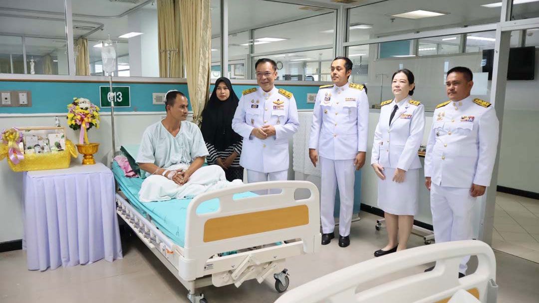 'ในหลวง-พระราชินี'พระราชทานดอกไม้และตะกร้าสิ่งของ แก่เจ้าหน้าที่ซึ่งได้รับบาดเจ็บ