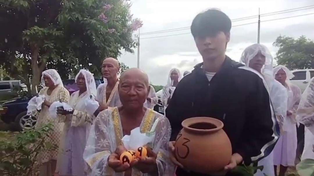 โค้งสุดท้ายหนุ่มอุ้มไหแห่นาค ไหว้ท้าวเวสสุวรรณขอเลขก่อนเข้าโบสถ์บวชพระ