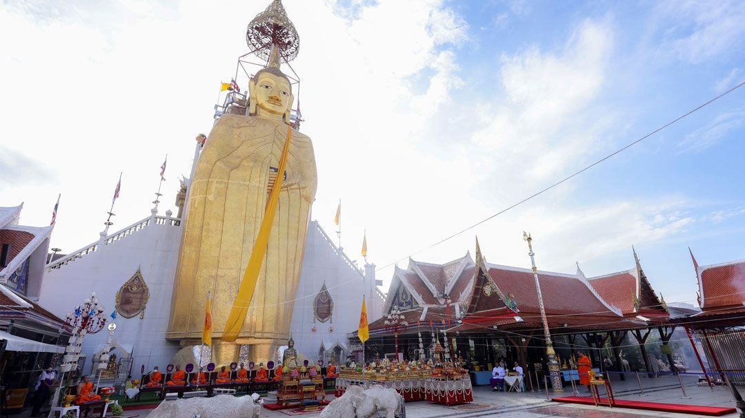 วัดอินทรวิหาร  เททองหล่อง 'คชนาคา' บันได้ทางขึ้นพระอุโบสถ