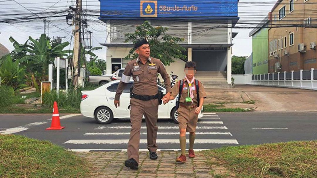 จราจรมุกดาหาร‘ตัดหญ้า-กำจัดวัชพืช’บนทางเท้า-ทางข้ามเพื่อความปลอดภัย
