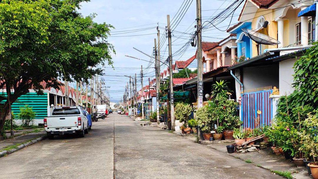 ชาวสะพานใหม่ผวา! ชายคลั่งทุบบ้านตัวเอง ส่อร้าวไปหลังอื่น คนแห่ย้ายหนี พบเคยชักมีดไล่ฟัน