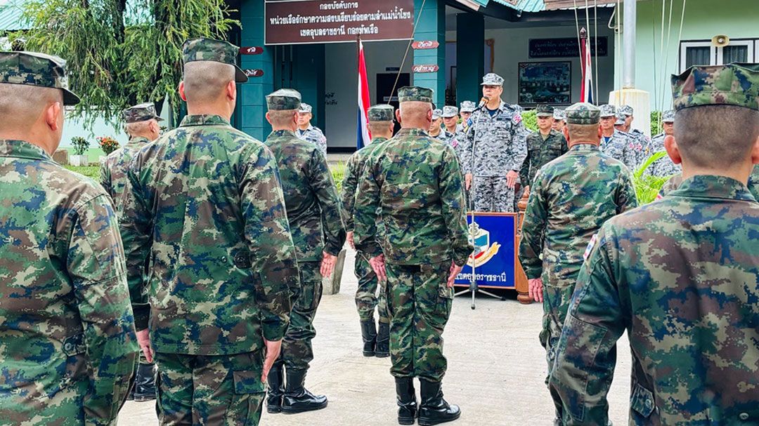 ผู้บัญชาการกองเรือยุทธการ ตรวจเยี่ยมหน่วยเรือรักษาความสงบเรียบร้อยตามลำแม่น้ำโขงเขตอุบลฯ