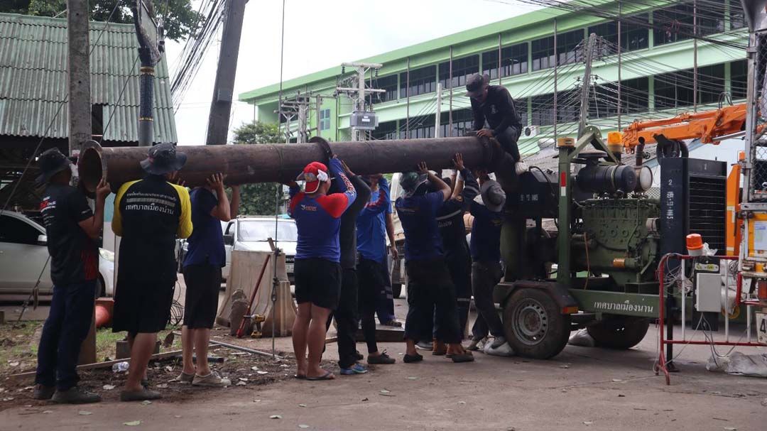 ‘เทศบาลเมืองน่าน’ติดตั้งเครื่องสูบน้ำ รับมือฝนตกหนัก ป้องกันน้ำท่วม