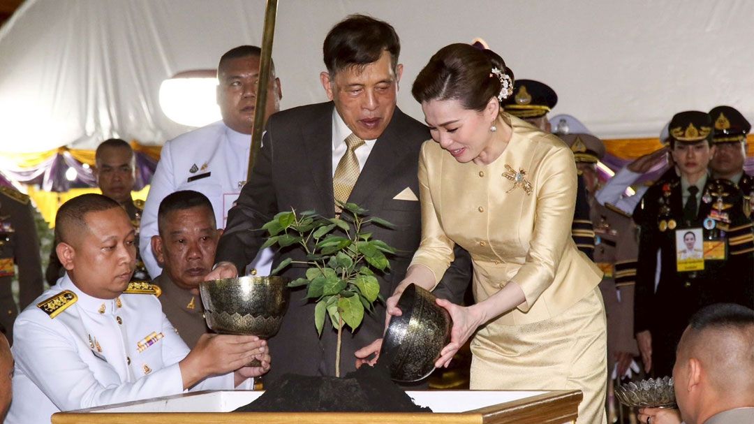'ในหลวง-พระราชินี'ทรงเปิดป้ายชื่ออุโบสถกลางน้ำ'ทศมราชบพิตรปุณฑริกาคารสีมา'