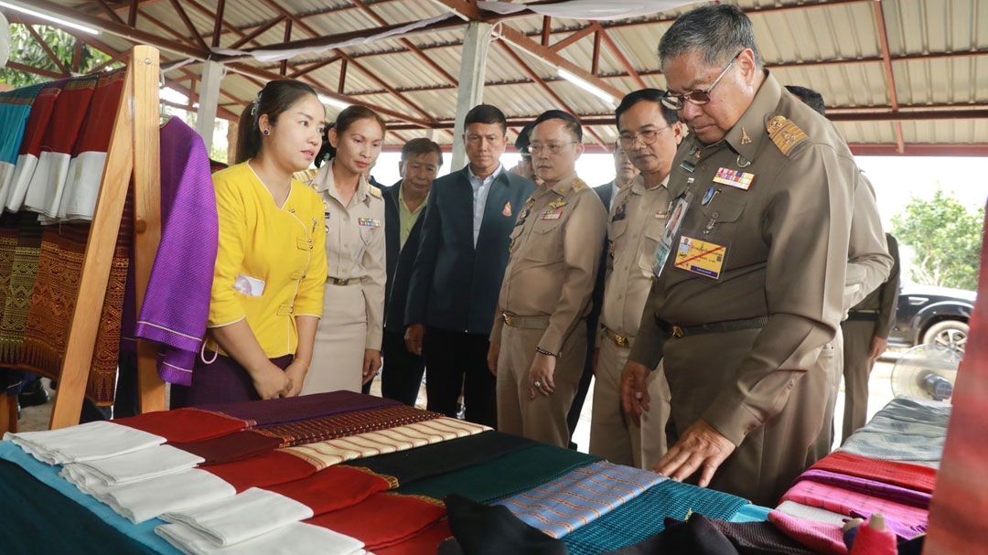 'ศิลปาชีพ'ปั้นชีวิตใหม่กลางอ่างเก็บน้ำ ราษฎรบ้านห้วยต้า มีรายได้เสริมหลักแสน
