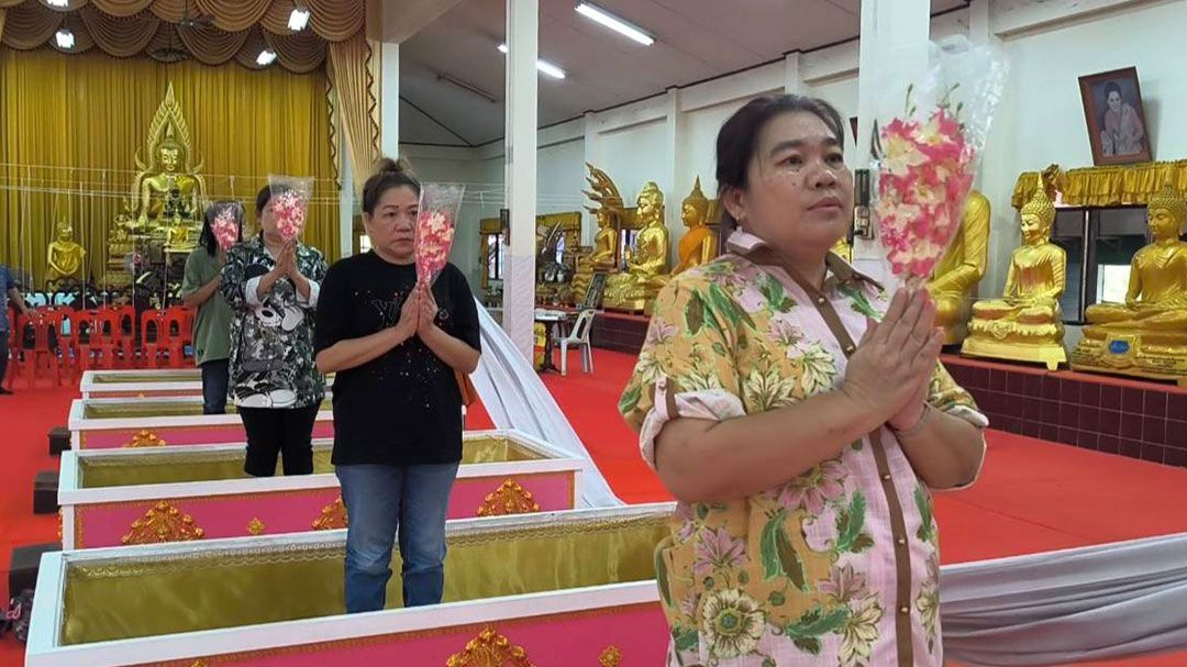 ศรัทธาพุทธศาสนิกชนแห่ร่วมพิธี‘นอนโลงศพ’ที่วัด หลวงพ่อปากแดง