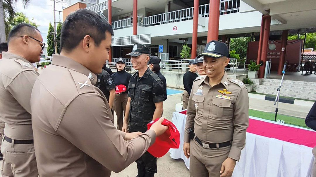 ‘ผู้การฯ ตำรวจพันธุ์ดี’ นำแถวฝึกมอบหมวก สร้างครู ตร.ของ ปชช.