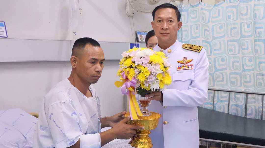'ในหลวง-พระราชินี'พระราชทานดอกไม้และตะกร้าสิ่งของ แก่อาสาสมัครทหารพรานที่ได้รับบาดเจ็บ