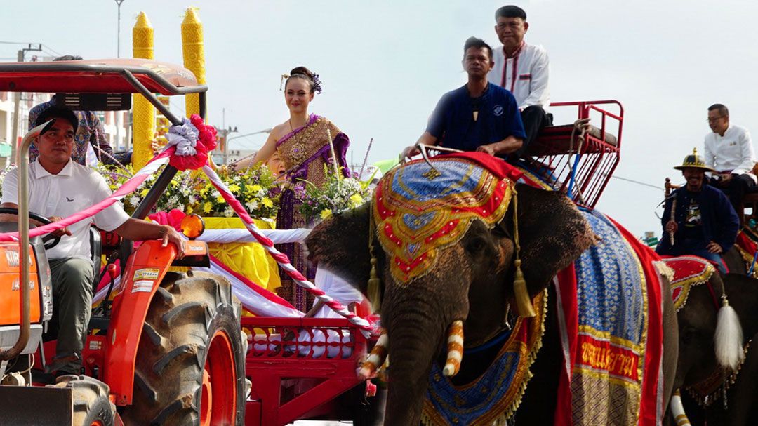 ม่วนซื่นสุดหัวใจ! ชาวบ้านค่ายหมื่นแผ้ว 'แห่เทียนพรรษา' อย่างยิ่งใหญ่อลังการ