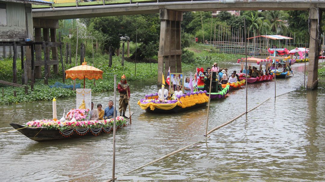 ขบวนเรือร่วม30ลำ-ล่องตามคลองโพธิ์'แห่เทียนพรรษาทางน้ำ'ถวายวัดดังในตำนาน