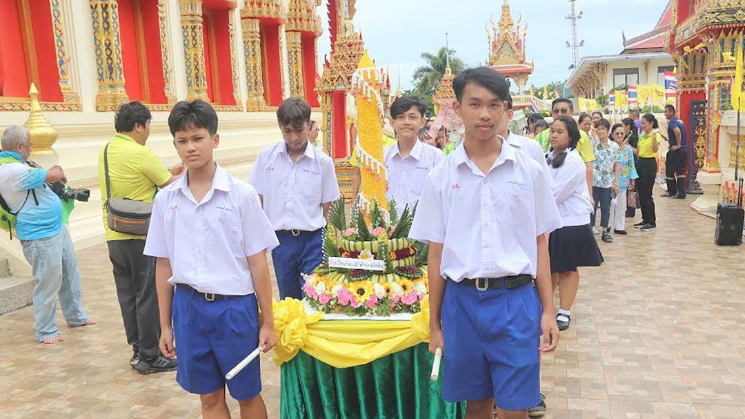 นักเรียน รร.ธัมมสิริศึกษา สืบสานประเพณีอันดีงามถวายเทียนพรรษาเข้าวัด