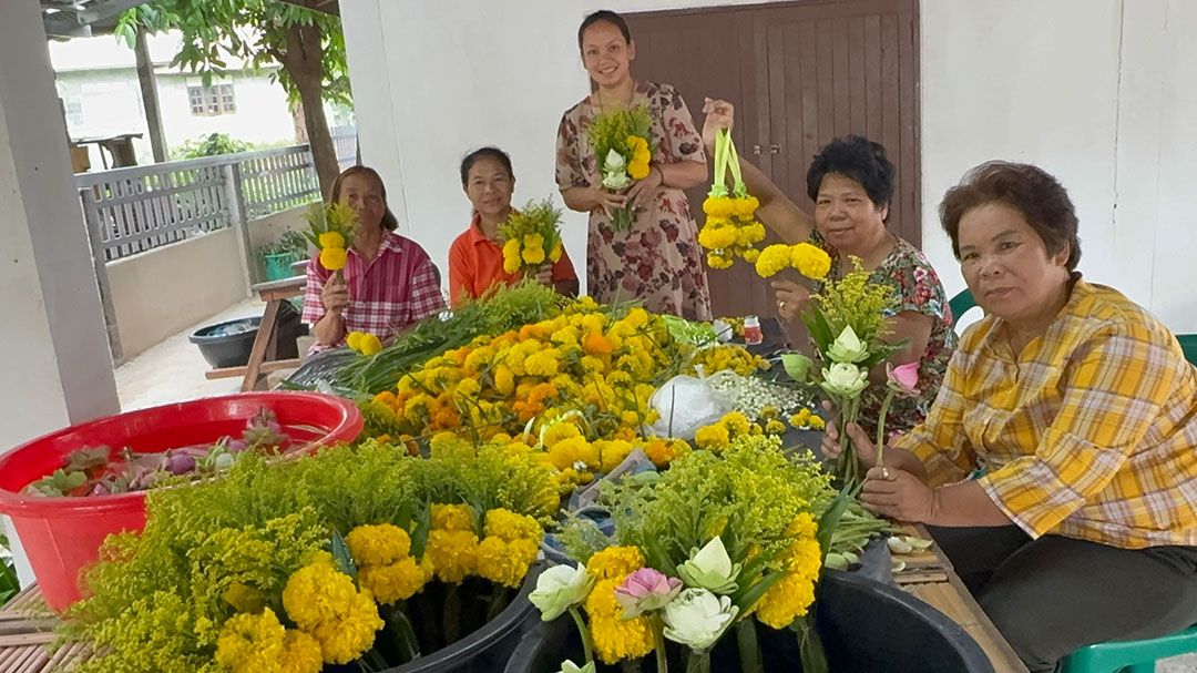 กำนันหนองทุ่มนำชุมชนทำดอกไม้ขายวันพระใหญ่ สร้างรายได้เกือบหมื่นบาท