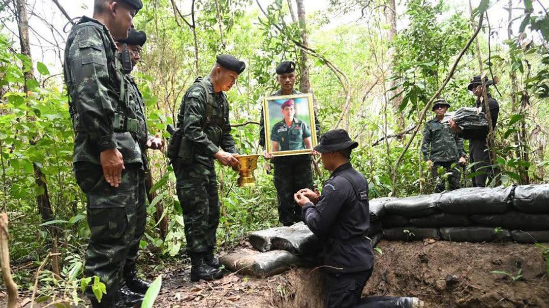 'มทภ.2' นำสิ่งของพระราชทาน จาก'ในหลวง-กรมสมเด็จพระเทพฯ' มอบให้ทหารชายแดนไทย-กัมพูชา