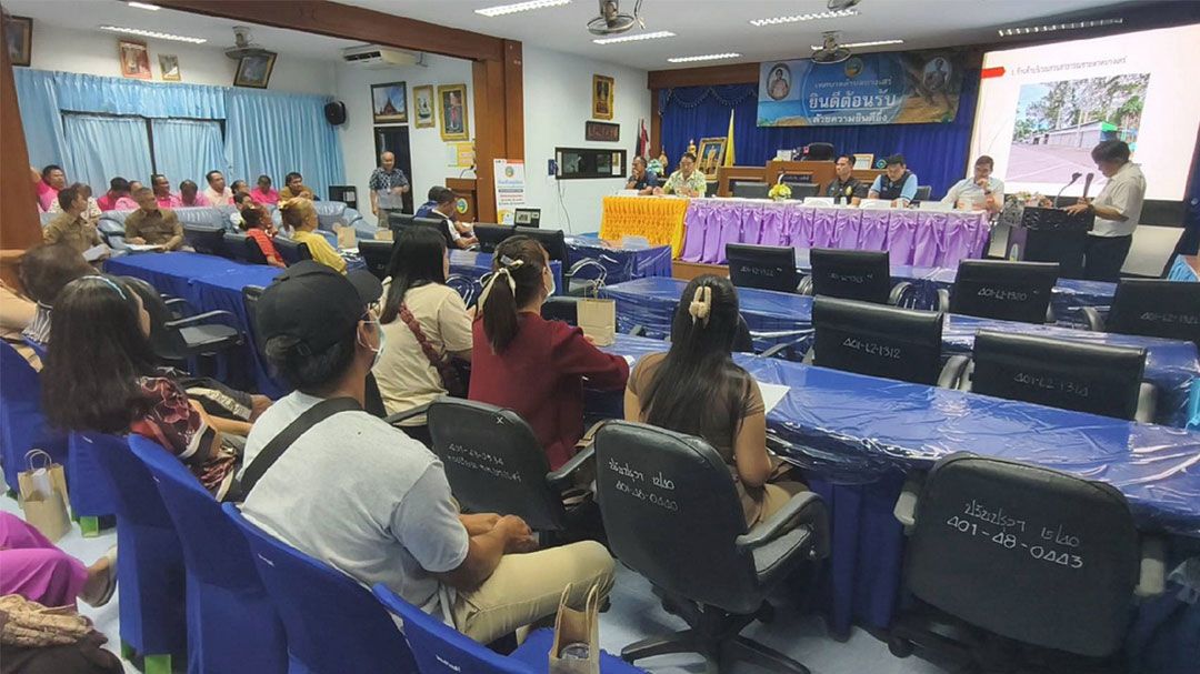 ทต.บางเสร่-ประชุมหารือกรณี ‘ตั้งร้านค้าในพื้นที่สาธารณะชายหาดบางเสร่’
