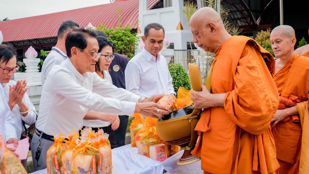 'ชาวไทย-มาเลย์' ร่วมกัน'ทำบุญตักบาตร'เนื่องในวันอาสาฬหบูชา-เข้าพรรษา