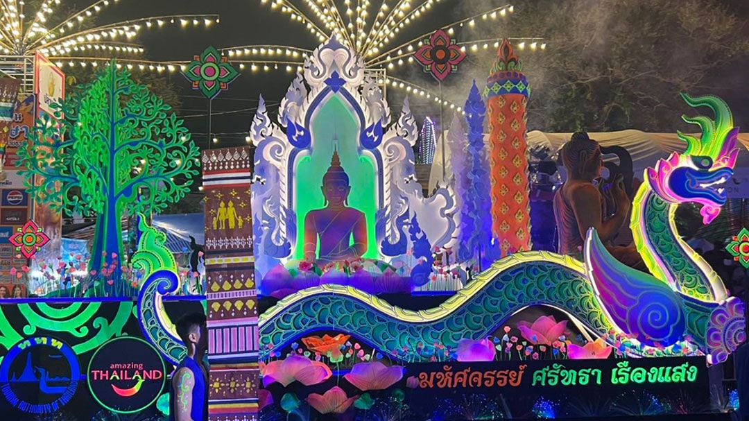 สุดอลังการ! 'มหัศจรรย์ ศรัทธา เรืองแสง'อาชีวะอุบลฯเนรมิตขบวนเทียนเรืองแสงสุดตระการตา