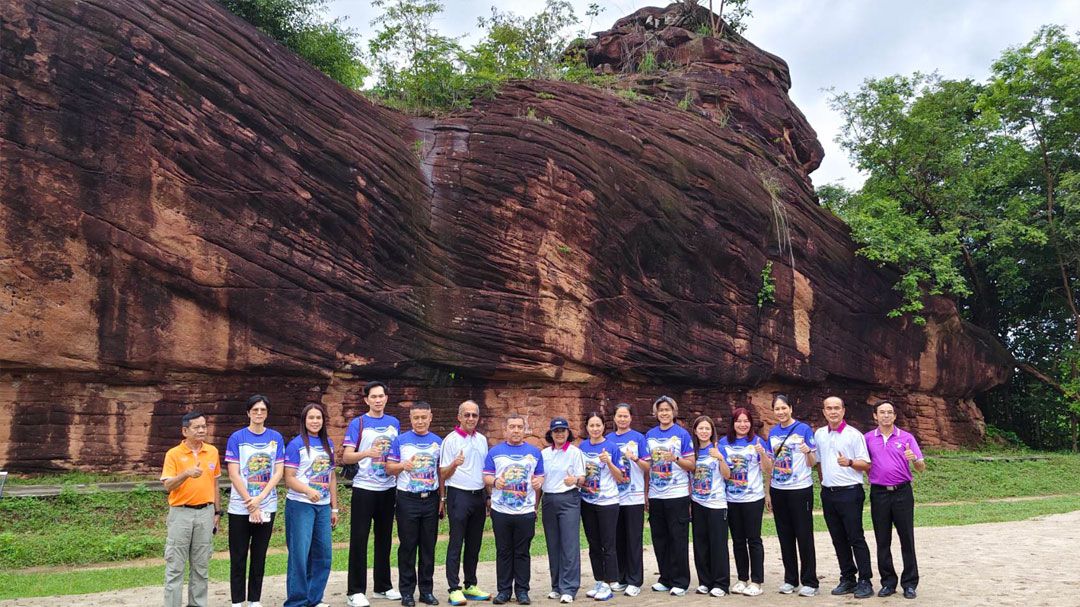 'ปลื้มจิตร์-อรอุมา'นำทีม 8 ตำนานลูกยางไทยเยือนบึงกาฬชมความงาม 'หินสามวาฬ'