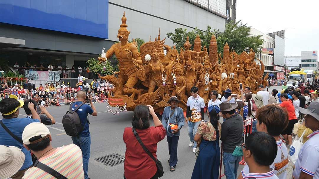 อลังการ! 'ขบวนแห่เทียนโคราช' ท่ามกลางนักท่องเที่ยวนับหมื่น