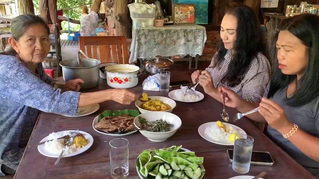 คุณป้า “ปากแจ่มรีสอร์ท” โชว์เดี่ยวแกงส้มหมอนทอง รสชาติจัดจ้านขาย นทท.