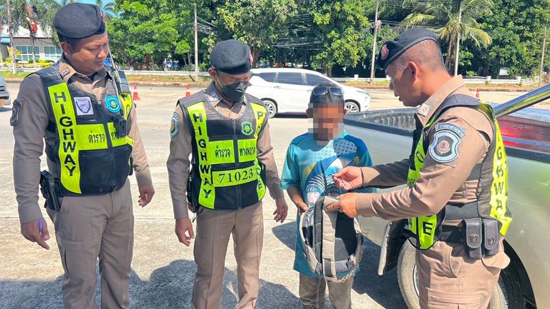 ตร.ทางหลวงภูเก็ตรวบคาด่าน 2 หนุ่มท่าทางพิรุธพบมีหมายจับ-เจอยาบ้าติดตัว