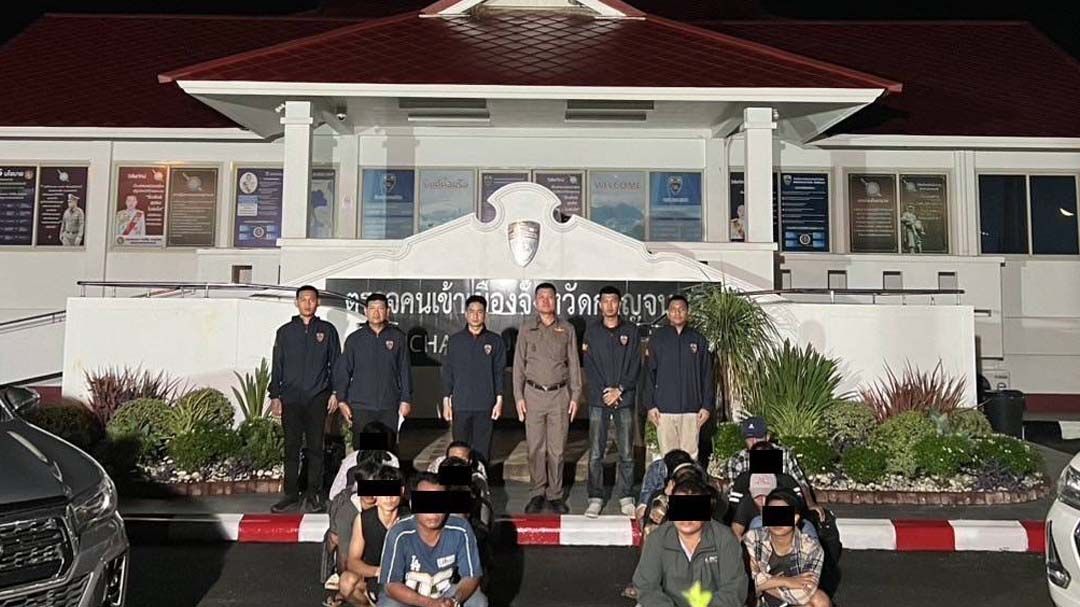 ‘ตม.กาญจนบุรี’สกัดจับ 2 กระบะ ลอบขนคนต่างด้าวผิดกฎหมาย