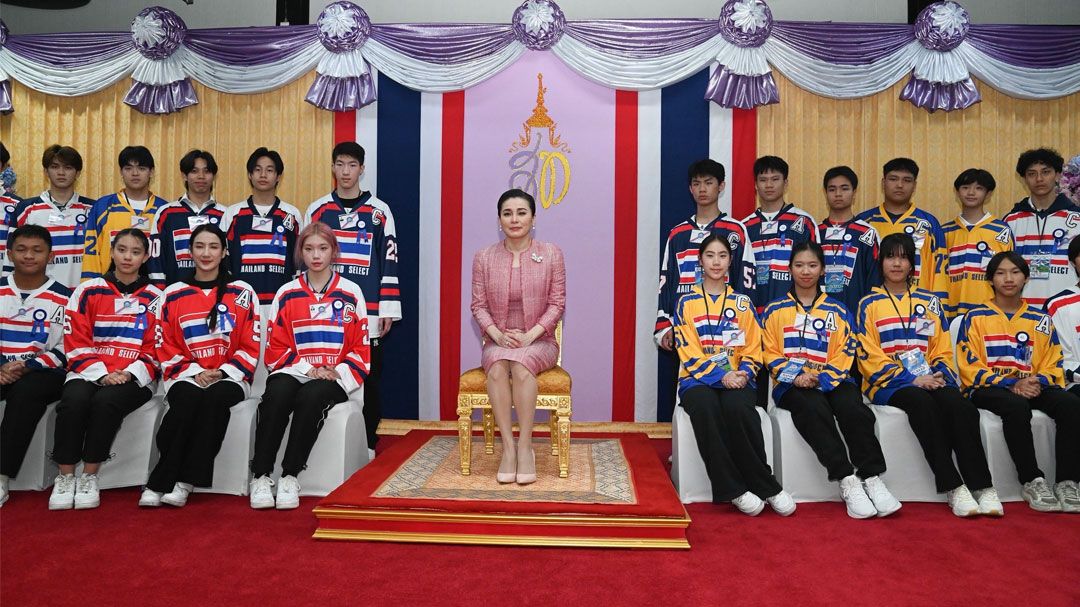 'พระราชินี'ทอดพระเนตรการแข่งขันฮอกกี้ คู่ชิงชนะเลิศแห่งประเทศไทย และพระราชทานถ้วยรางวัล