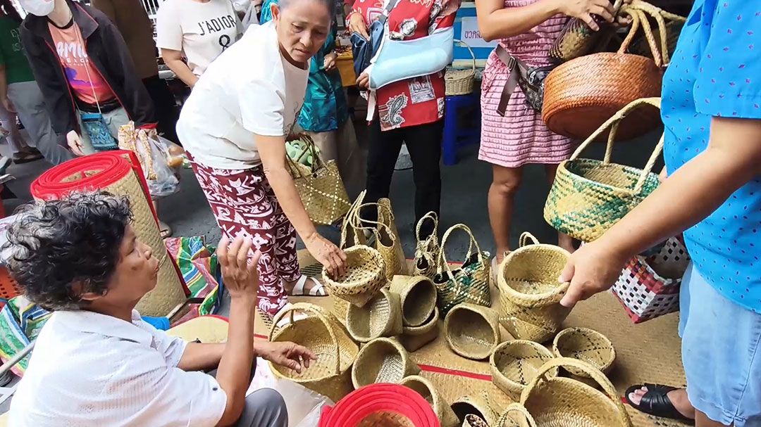 คุณป้า อ.ชะอวด ขาย ‘กระจูด’ ภูมิปัญญาชาวบ้านทำเองกับมือ
