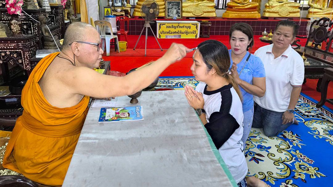 นนท.แห่ร่วมพิธี นอนโลงสะเดาะ หลวงพ่อปากแดง