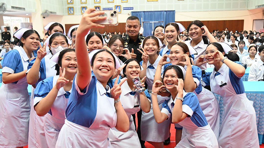 'แม่ทัพภาคที่2'มอบวิชาชีวิต-ทุนการศึกษา นักเรียนพยาบาลนครราชสีมา