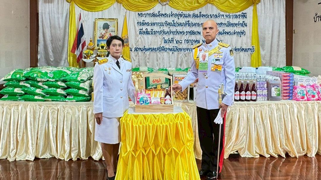 ‘ในหลวง-พระราชินี’พระราชทานสิ่งของเครื่องอุปโภคบริโภค-เวชภัณฑ์ทางการแพทย์