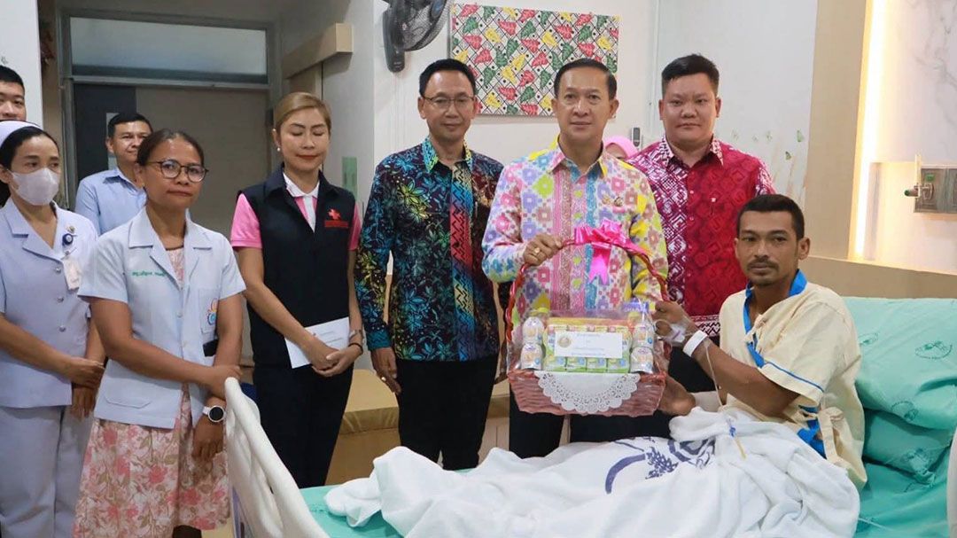 ผู้ว่าฯนราธิวาสมอบกระเช้า เยี่ยมให้กำลังใจเจ้าหน้าที่ ที่บาดเจ็บ จากเหตุป่วนใต้