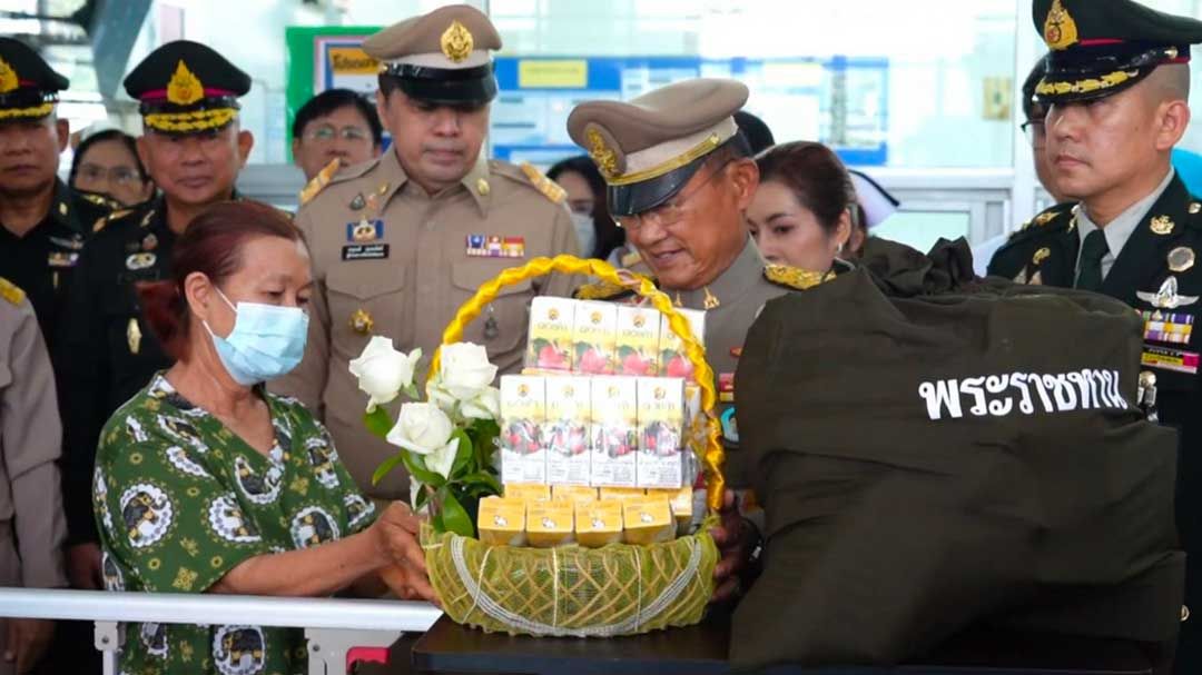 'ในหลวง' พระราชทานดอกไม้-ตะกร้าสิ่งของฯ ราษฎรที่ได้รับบาดเจ็บ จ.ศรีสะเกษ